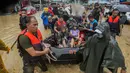 Tim penyelamat dari Kepolisian Nasional Filipina mengevakuasi warga yang menjadi korban banjir akibat Topan Vamco di Manila, Filipina (12/11/2020). Topan Vamco, topan dahsyat ketiga yang melanda Filipina dalam 11 hari terakhir, mendarat pada Rabu (11/11) malam waktu setempat. (Xinhua/Rouelle Umali)