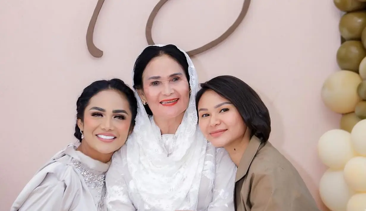 Tanpa Yuni Shara, sang adik Kartika Sary mengenakan atasan coklat dipadukan celana hitamnya.  [@krisdayantilemos]