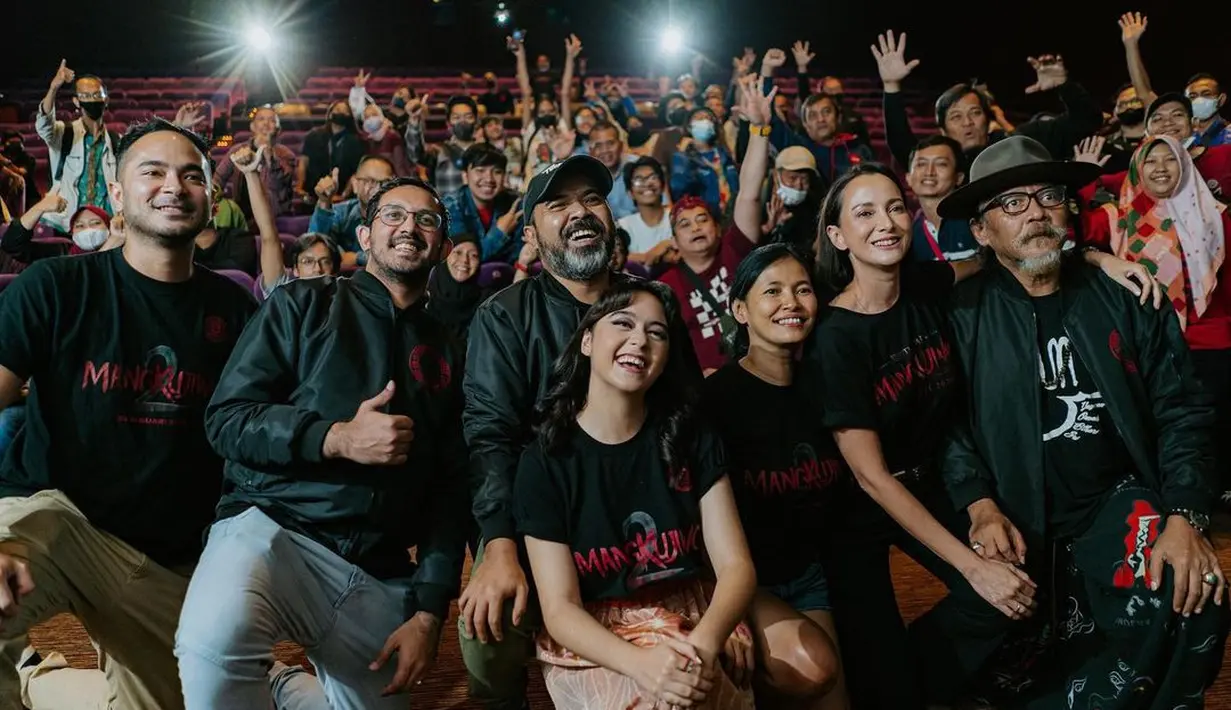 Usai syuting, Yasamin Jasem berkesempatan menghadiri gala premiere dengan para pemain Mangkujiwo 2. Kala itu ia tampil mengenakan pakaian perpaduan gaya kekinian dengan fashion ala Jawa. (Liputan6.com/IG/@yasaminjasem)