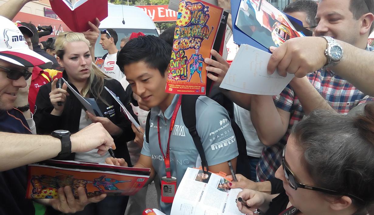 Pebalap Manor Racing asal Indonesia, Rio Haryanto, diserbu fans asing saat tiba di Sirkuit Monako, Rabu (25/5/2016). (Rio Haryanto Media)