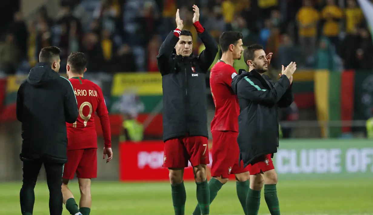 Penyerang Portugal, Cristiano Ronaldo bertepuk tangan usai pertandingan melawan Lithuania pada pertandingan Grup B Kualifikasi Piala Eropa 2020 di stadion Algarve di luar Faro, Portugal (14/11/2019). Ronaldo mencetak Hattrick dipertandingan ini dan mengantar Portugal menang 6-0. (AP Photo/Armando Fr