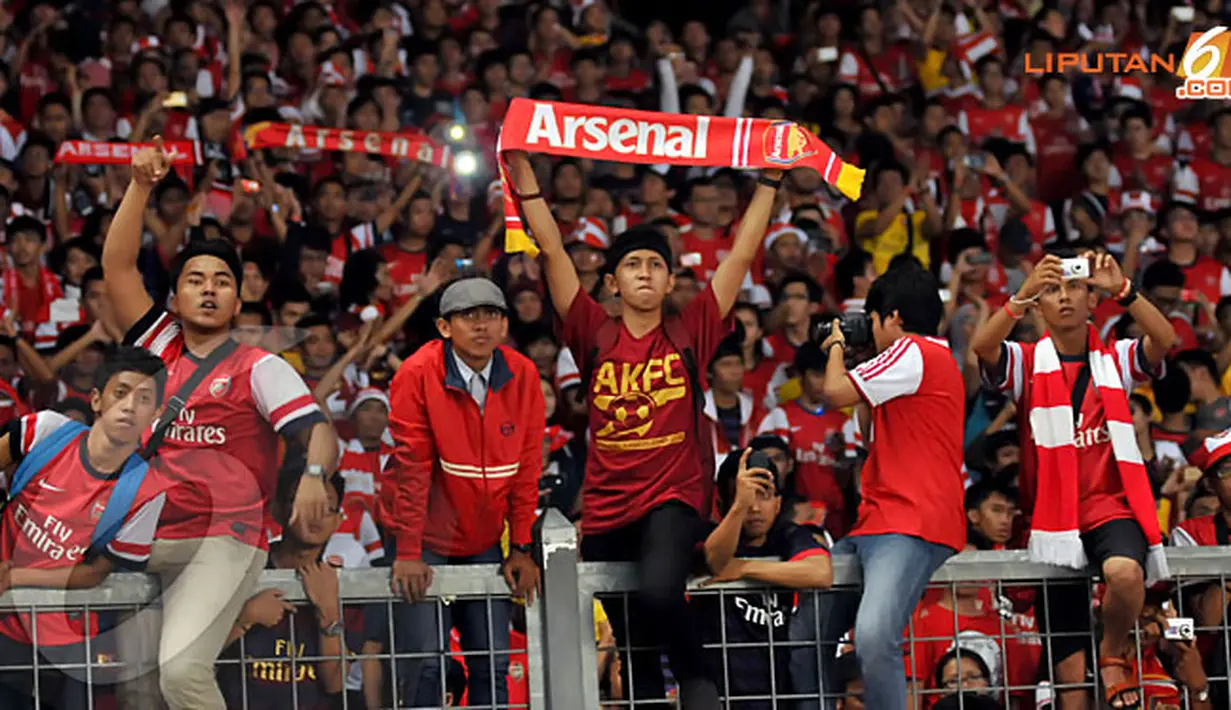Para fans Arsenal yang terlihat begitu antusias usai tim kesayangannya mengalahkan Indonesia Dream Team di Stadion GBK Jakarta pada Minggu 14 Juli 2013.  (Liputan6.com/Helmi Fithriansyah)