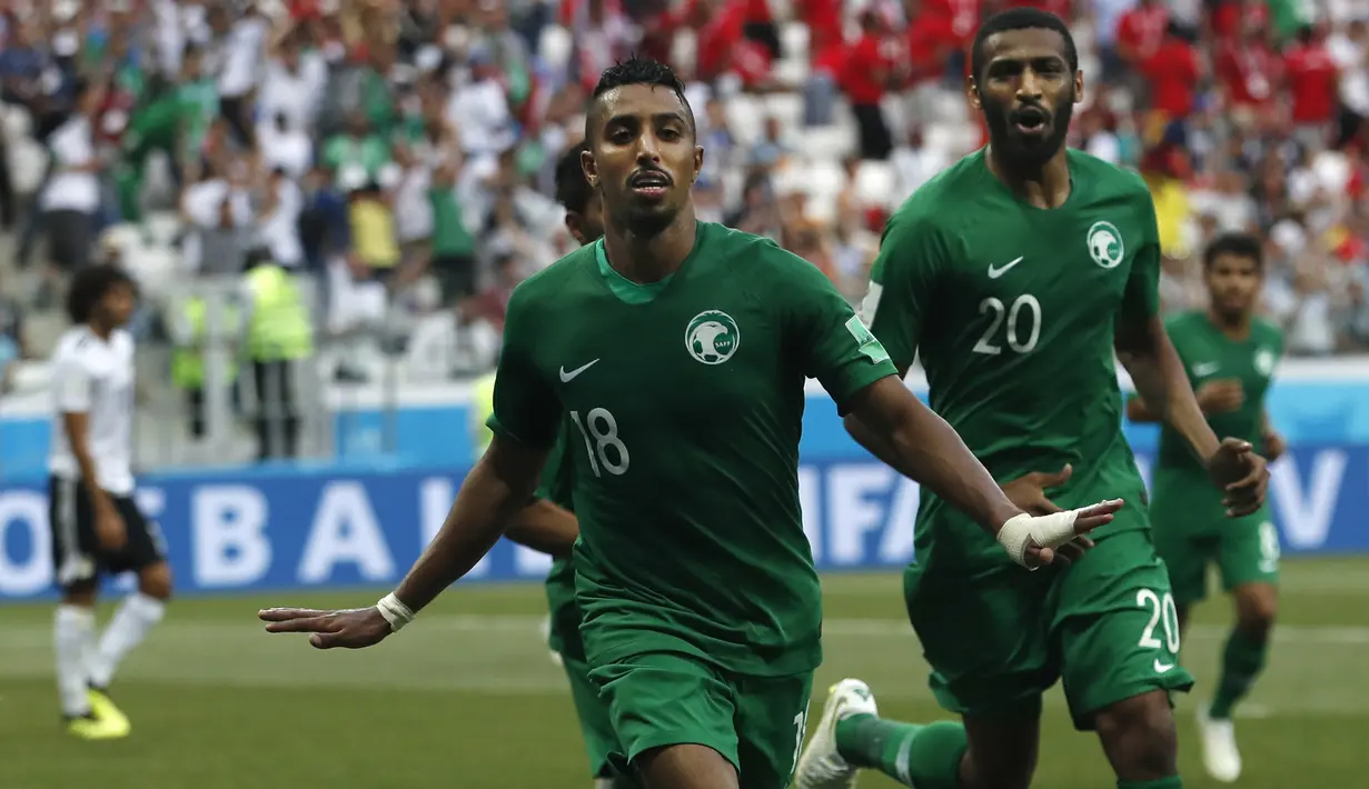 Gelandang Arab Saudi, Sale Al-Dawsari, merayakan gol ke gawang Mesir pada laga grup A Piala Dunia di Volgograd Arena, Volgograd, Senin (25/6/2018). Arab Saudi menang 2-1 atas Mesir. (AP/Darko Vojinovic)