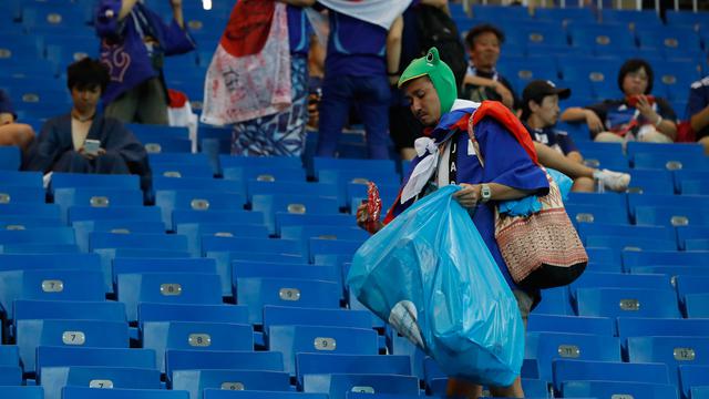 Meski Kalah dari Belgia, Suporter Jepang Tetap Bersihkan Sampah