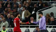 Bintang Liverpool, Mohamed Salah dan manajer The Reds, Jurgen Klopp di Premier League 2023/2024. (AFP/Henry Nicholls)