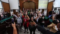 Sejumlah pendukung terdakwa Richard Eliezer Pudihang Lumiu bersorak usai sidang pembacaan vonis kasus pembunuhan Brigadir Yosua Hutabarat di Pengadilan Negeri Jakarta Selatan, Rabu (15/2/2022). Richard Eliezer Pudihang Lumiu di di vonis 1 Tahun 6 bulan Penjara. (Liputan6.com/Johan Tallo)