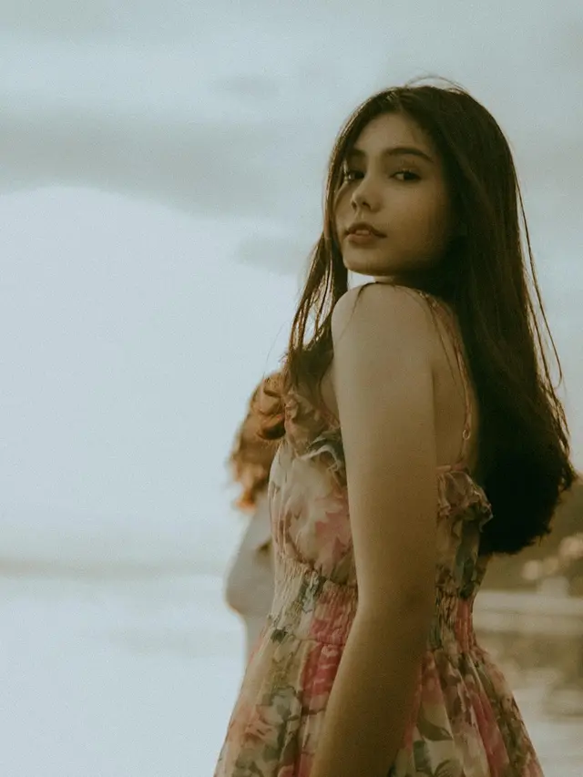 Tampil Pakai Dress, Ini 7 Potret Lea Ciarachel Liburan Ke Pantai yang Tuai Sorotan