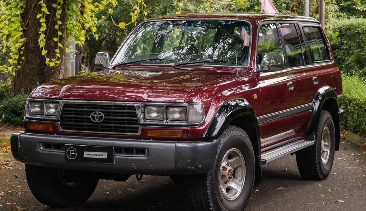 Land Cruiser merupakan SUV keluaran Toyota dengan ketangguhan dan ketahanan yang tidak diragukan lagi. Mobil ini menjadi simbol status ekonomi kalangan atas di era 90an. Kenyamanan serta kemudahan dalam merawat Land Cruiser 80 Series membuat mobil ini diminati. Hal utama yang harus diwaspadai untuk memiliki mobil ini adalah harganya yang terus naik. (Source: Instagram/@garasipejabat)