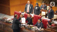 Sejumlah anggota DPR mengikuti Rapat Paripurna ke- 28 Masa Persidangan V Tahun Sidang 2022-2023 di Kompleks Parlemen MPA/DPA-DPD, Senayan, Jakarta, Selasa (4/7/2023). Rapat Paripurna kali ini beragendakan penyampaian laporan hasil pembahasan pembicaraan pendahuluan RAPBN Tahun Anggaran 2024 dan Rencana Kerja Pemerintah Tahun 2024 oleh Badan Anggaran DPR RI. (Liputan6.com/Faizal Fanani)