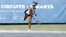 Petenis Thailand, Champoothip Jundakate, memukul bola saat ITF Women's Circuit di Elite Club Epicentrum, Jakarta, Selasa (18/6). Turnamen tingkat internasional ini diikuti sejumlah petenis Asia dan Eropa. (Bola.com/Yoppy Renato)