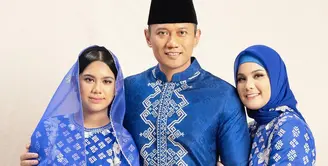 Keluarga AHY-Annisa Pohan tak ikuti tren warna sage untuk baju Lebaran mereka. Dalam foto ini, AHY diapit Annisa Pohan dan sang putri Almira tampak mengenakan baju Lebaran yang seragam, berwarna biru. Baju Lebaran keluarga AHY ini cantik dengan motif khas ukiran-ukiran berwarna silver. Foto: Instagram.