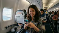 Apakah di Dalam Pesawat Boleh Main HP? Ini Aturan dan Cara Amannya