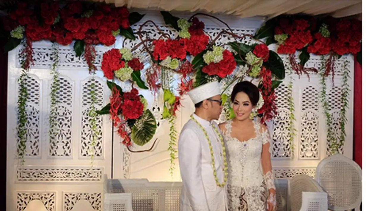 Tomy menjelaskan makna mengenai mas kawin berlian yang diberikan pada istrinya. Pertama, ia melihat istrinya suka dengan berlian. Kedua, ia ingin melihat Jenny tetap berkilau seperti berlian. (Instagram/@jennycortez_dj)