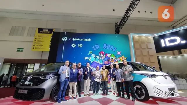Mobil listrik ID. BUZZ sebagai kanvas seni yang dilukis langsung oleh seniman lokal binaan pemerintah (Liputan6.com/Muhammad Ridwan)