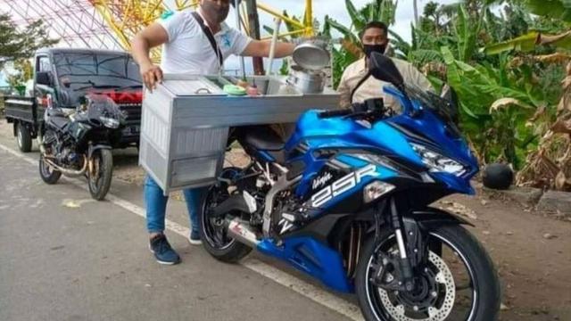 10 Potret Nyeleneh Pedagang Pakai Alat Tak Biasa Waktu Jualan Ini Bikin Heran