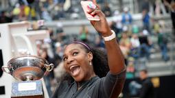 Petenis putri AS, Serena Williams, selfie dengan trofi juara turnamen tenis WTA Foro Italico, Roma, Italia, (15/5/2016). (AFP/Filippo Monteforte)