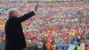 Presiden AS, Donald Trump melambaikan tangan ke arah ribuan anggota Pramuka usai menyampaikan pidato dalam Jambore Nasional 2017 di Summit Bechtel National Scout Reserve, Virginia Barat, AS, (24/7). (AFP Photo/Saul Loeb)