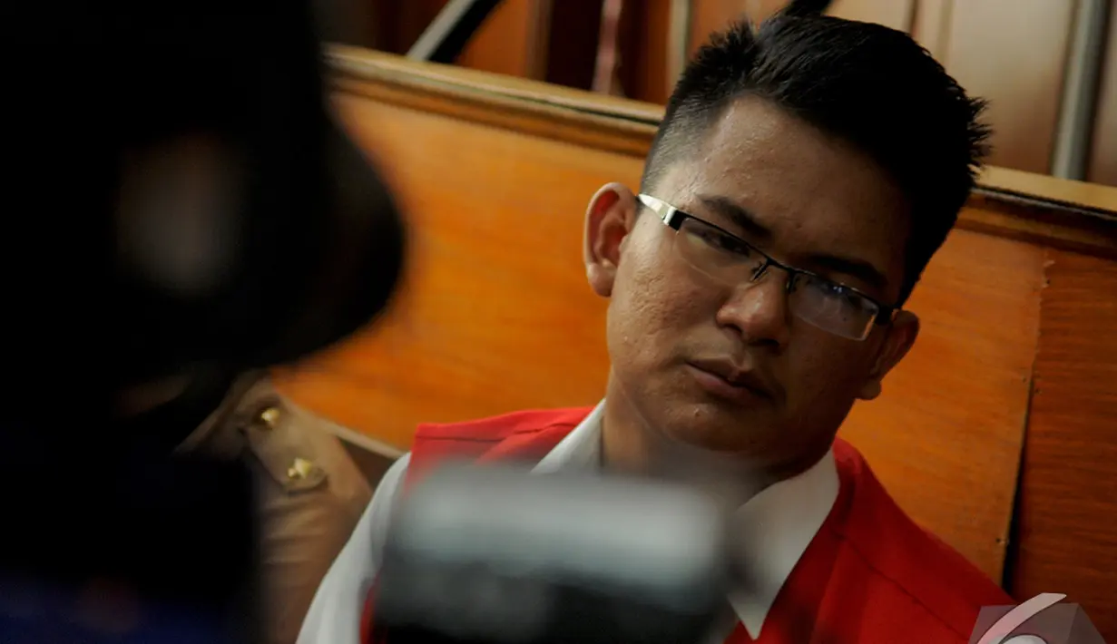Wajah sedih Ahmad Imam Al Hafitd pelaku pembunuhan Ade Sara Angelina Suroto saat dituntut seumur hidup oleh Jaksa di Pengadilan Negeri, Jakpus, Selasa (4/11/2014).(Liputan6.com/Faisal R Syam)