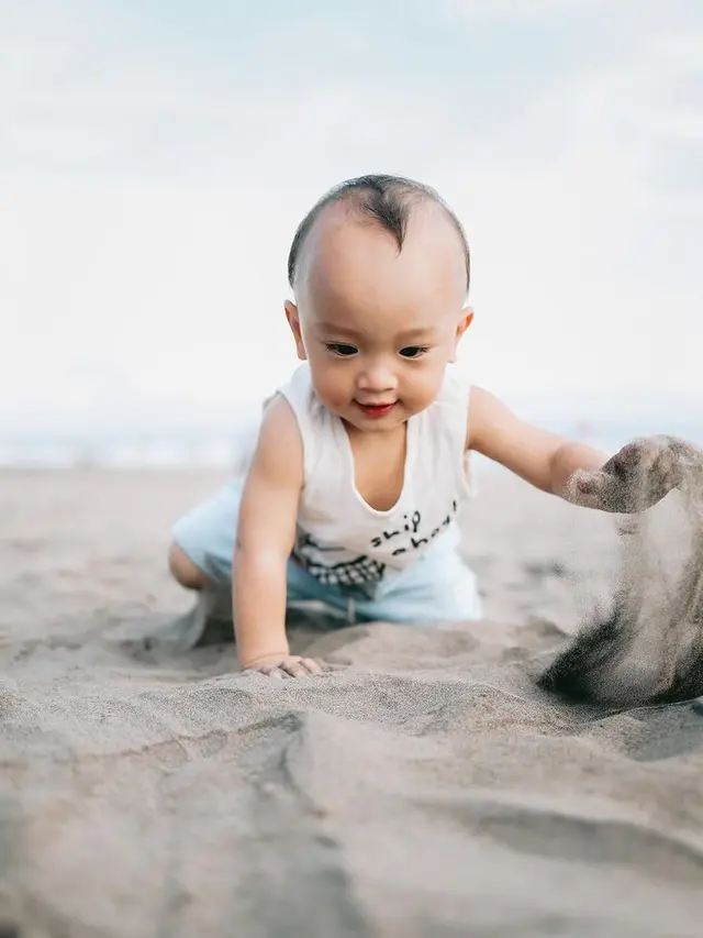 6 Potret Gaya Kompak Audi Marissa dan Anthony Xie Ajak Baby Anzel Liburan ke Bali