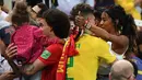 Bek Belgia, Thomas Meunie (kanan) merayakan kemenangan dengan pacarnya setelah mengalahkan Brasil pada laga perempat final Piala Dunia 2018 di Stadion Kazan Arena, Jumat (6/7). Belgia sukses memulangkan Brasil dengan skor  2-0. (AFP/Jewel SAMAD)