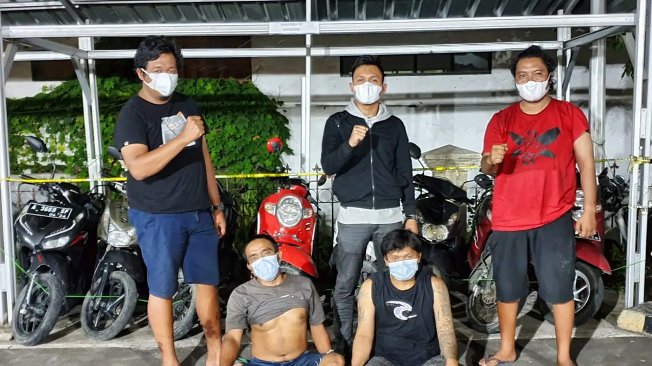 Dua Tersangka Spesialis Curanmor Di Tangkap Di Pelabuhan Merak. (Senin, 08/03/2021). (Dokumentasi Polres Cilegon).
