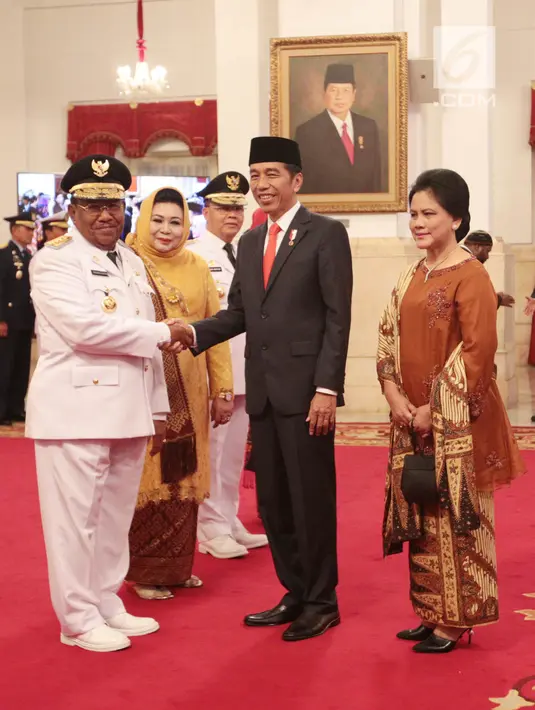 Presiden Joko Widodo bersalaman dengan Wan Thamrin Hasyim usai dilantik menjadi Gubernur Riau di Istana Negara, Jakarta, Senin (10/12). Wan Thamrin menggantikan Arsyadjuli Andi Rachman yang memilih mundur dari jabatannya. (Liputan6.com/Angga Yuniar)