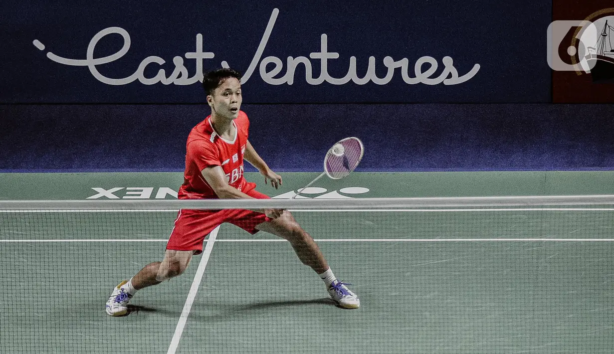 Pebulu tangkis Anthony Sinisuka Ginting mengembalikan kok ke arah pebulu tangkis Tommy Sugiarto saat tampil pada babak pertama Indonesia Open 2022 di Istora Senayan, Jakarta, Senin (14/6/2022). Anthony Sinisuka Ginting melaju ke babak selanjutnya setelah menang dua gim langsung 21-17, 22-20. (Liputan6.com/Faizal Fanani)
