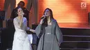 Penyanyi Raisa (kiri) dan Isyana Sarasvati berkolaborasi saat tampil pada konser Colours of Love di Jakarta, Rabu (20/12). Film Ayat-ayat Cinta 2 yang mulai tayang Kamis 21 Desember 2017. (Liputan6.com./Herman Zakharia)