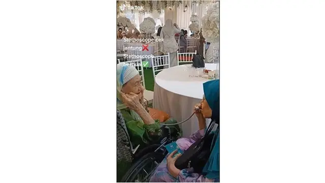 Punya Masalah Pendengaran, Dua Nenek Kakak Beradik Ini Ngobrol Pakai Stetoskop
