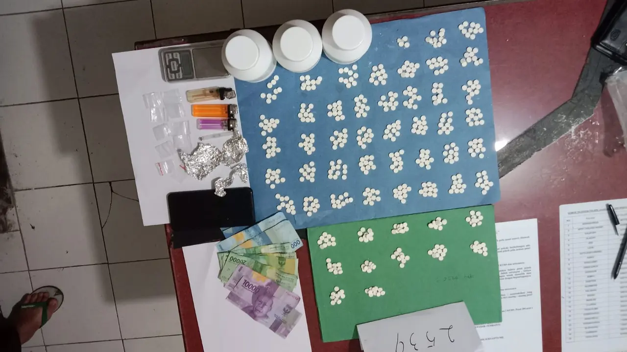 Barang bukti ribuan obat- obatan terlarang disita polisi (Istimewa)