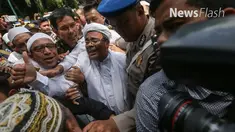 Sebuah percakapan via aplikasi chat bermuatan pornografi yang diduga dilakukan Rizieq Shihab dan Firza Husein tersebar di media sosial. Polisi akan memanggil keduanya guna penyelidikan dan membuat persoalan tersebut terang benderang.
