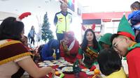 Kegiatan menghias kue di Bandara Juanda, Sidoarjo, Jawa Timur. (Foto: Liputan6.com/Dian Kurniawan)