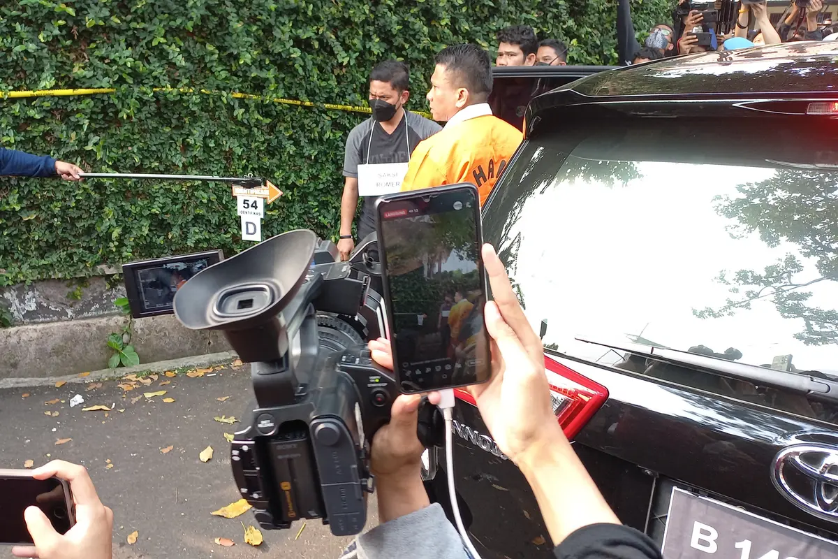 Dengan Tangan Diikat, Ferdy Sambo Cs Rekonstruksi Pembunuhan Brigadir J di Rumdin Duren Tiga, Pancoran, Jakarta Selatan.