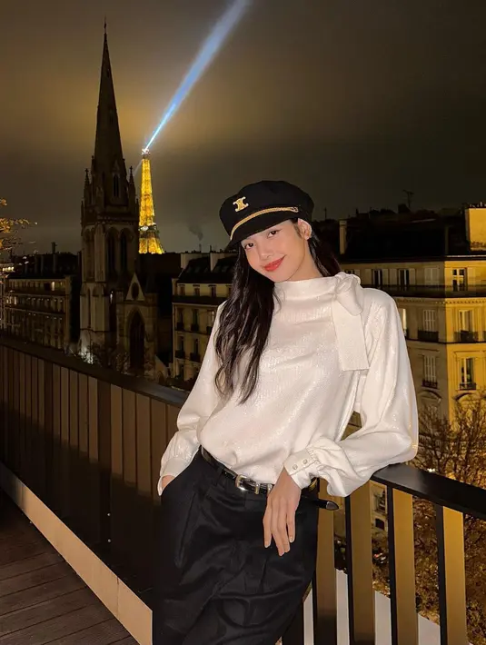 Lisa BLACKPINK mengenakan blouse seharga Rp54,6 jutaan dari Celine [instagram/lalalalisa_m]