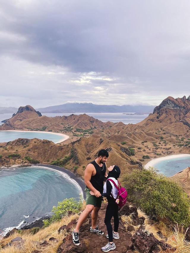 7 Momen Liburan Irish Bella dan Ammar Zoni di Labuan Bajo, Romantis
