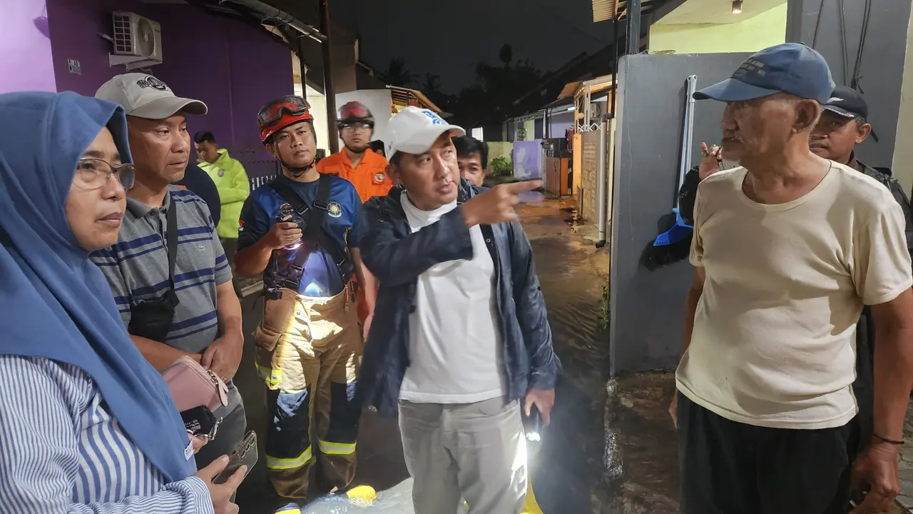 Wakil Wali Kota Depok, Chandra Rahmansyah melihat langsung kondisi banjir di Perumahan RGS, Pancoran Mas, Depok, Sabtu malam (8/3/2025). (Liputan6.com/Dicky Agung Prihanto)