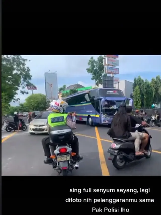 Polisi foto pelanggar (TikTok/@satlantaspolrestadps)