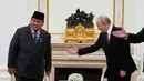 Presiden Republik Indonesia, Prabowo Subianto (kiri) saat disambut Presiden Rusia Vladimir Putin sesaat sebelum pertemuan mereka di Istana Senat Kremlin, Moskow pada Rabu 10 Desember 2025. Dari Pakistan, Presiden Prabowo Subianto melanjutkan kunjungan kerja ke Rusia. (Alexander Zemlianichenko/POOL/AFP)