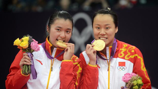 Tian Qing (kiri) dan Zhao Yunlei, Olimpiade 2012. (AFP/Adek Berry)