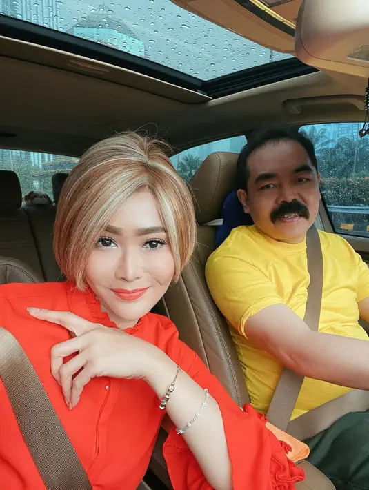 Semakin bertambahnya usia, kekurangan pasangan akan semakin terlihat. "Justru skrg saat tua lebih menonjol kurangnya. kudu sabaaarrr," tulisnya lagi. (Foto: Instagram/ inul.d)