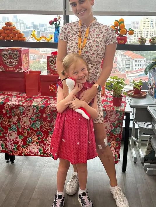 Marissa Nasution mengenakan mini dress cheongsam lengan pendek. Dress dengan dasar putih ini memiliki motif bunga. [@marissaln]