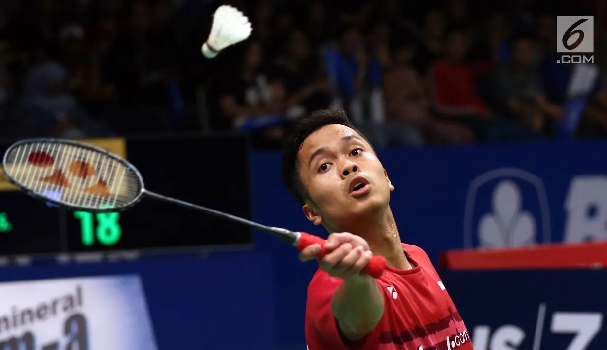Tunggal Putra Indonesia, Anthony Sinisuka Ginting berusaha mengembalikan kok ke arah Prannoy H. S (India) di putaran pertama Indonesia Open 2017, Jakarta, Rabu (14/6). Anthony kalah 13-21, 18-21. (Liputan6.com/Helmi Fithriansyah)