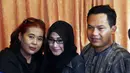 Vokalis Band Wali, Faank berkunjung ke rumah Mpok Nori di kawasan  Bambu Apus, Jakarta Timur, Jumat (3/4/2015). Sejumlah artis mendatangi rumah Mpok Nori setelah mendengar meninggalnya  komedian senior tersebut. (Liputan6.com/Helmi Afandi)