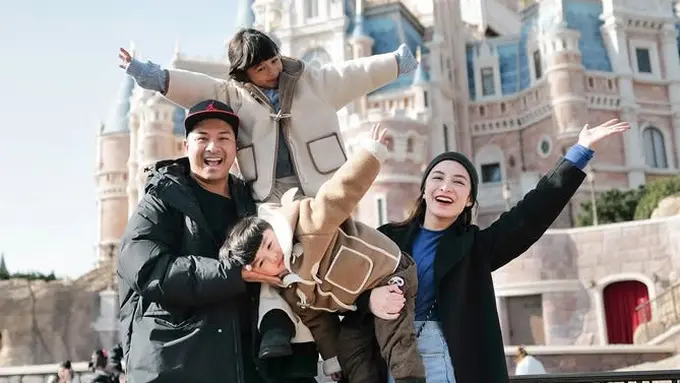 Potret OOTD Publik Figur Rayakan Pergantian Tahun dengan Liburan di China