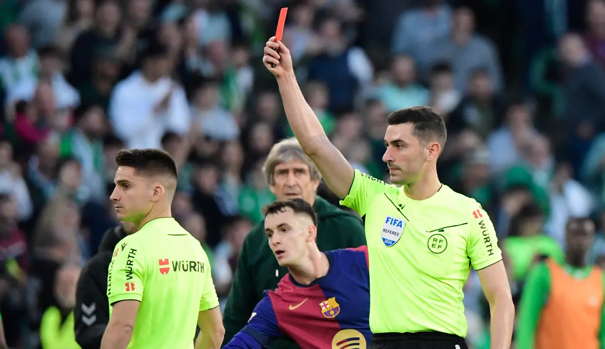 Hansi Flick berarti memungkinkan absen di dua pertandingan kandang Barcelona selanjutnya melawan Leganes (15/12/2024), dan Atletico Madrid (22/12). (AFP/Cristina Quicler)