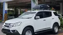 Isuzu MU-X dengan pelek kaleng dan ban A/T terlihat sangat proporsional dan siap off road. (Source: Instagram/@ghiifari)
