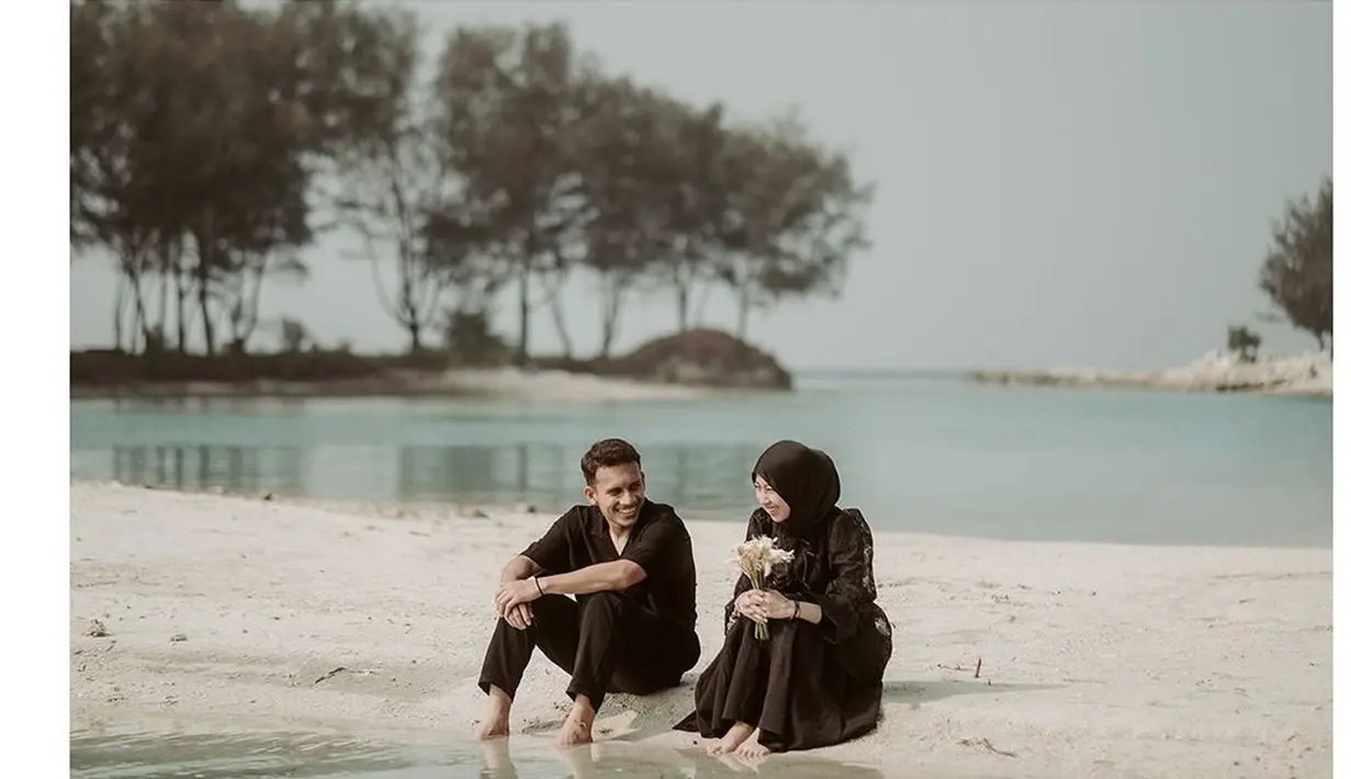 Pilih busana warna hitam untuk prewedding, pasangan ini tampil elegan. Tak banyak properti yang dipakai, konsep prewedding Adiba dan Egy ini estetik. Meski ini merupakan prewedding, namun foto saat Adiba dan Egy bercengkrama di pinggir pantai sembari melihat pemandangan ini tampak natural dan seperti bukan tengah melakukan prewedding. (Liputan6.com/IG/@antzcreator)
