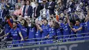 Para pemain Chelsea melakukan selebrasi usai menjuarai  Piala FA 2017-2018 dengan mengalahkan Manchester United di Stadion Wembley, Sabtu (19/5/2018). Chelsea menang 1-0 atas Manchester United. (AP/Tim Ireland)