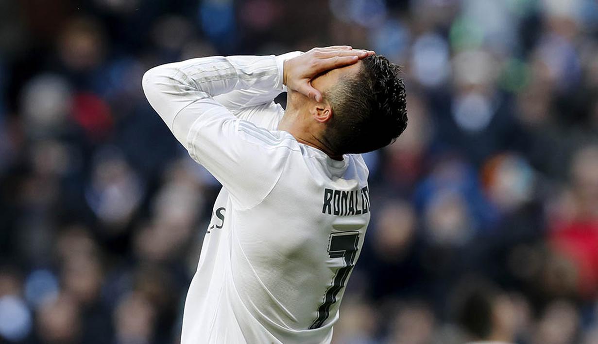 9. Striker Real Madrid, Cristiano Ronaldo, tampak kecewa usai kalah dari Atletico Madrid pada laga La Liga Spanyol di Stadion Santiago Bernabeu, Spanyol, Sabtu (27/2/2016). Real Madrid takluk 0-1 dari Atletico. (EPA/Ballesteros)
