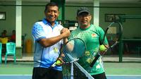 Aji Santoso menjadi bintang dan peserta kehormatan di Turnamen Tenis Piala Dandim di Kediri. (Bola.com/Gatot Sumitro)
